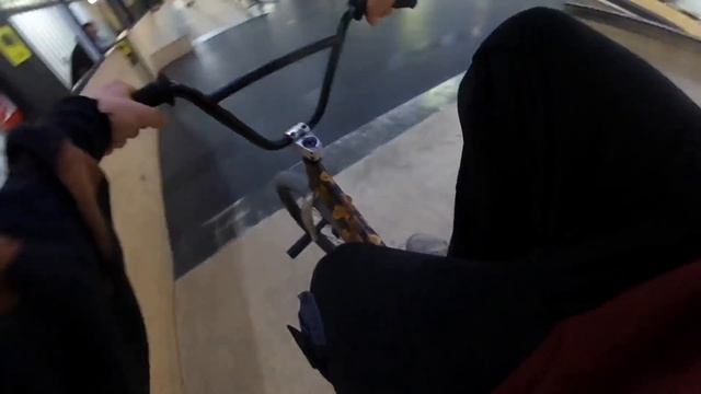 КАТАЮСЬ В ПЛАТНОМ СКЕЙТ ПАРКЕ БЕСПЛАТНО! КАК ЭТО?МЕНЯ ПОЙМАЛИ? смотреть онлайн