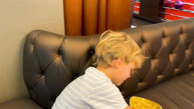 Ричи и Эди играют в Боулинг или Влог из Боулинг Клуба. Vlog aus Bowling. смотреть онлайн