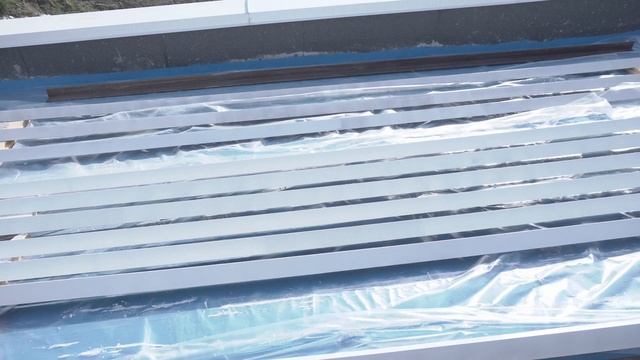 СОЛНЕЧНЫЕ батареи на ПЛОСКУЮ крышу! Строительство ЭКО дома смотреть онлайн