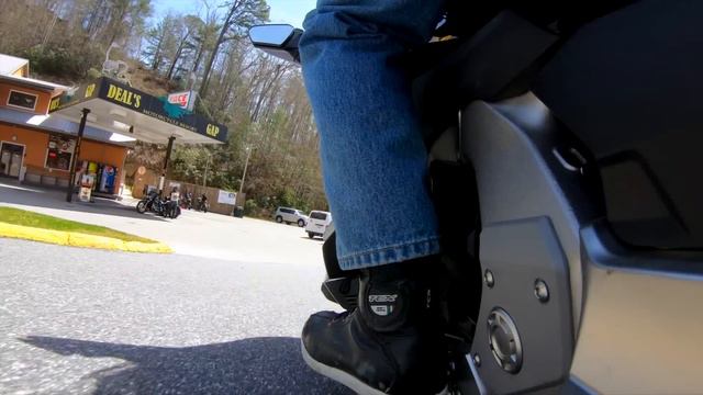 Traxxion Suspension Upgrade for 2018 Gold Wing | Rick's Reviews Episode 16 | WingStuff.com смотреть онлайн