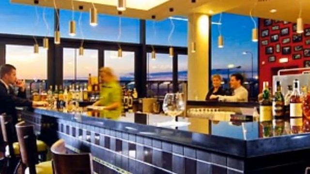 COURTYARD PRAGUE AIRPORT смотреть онлайн