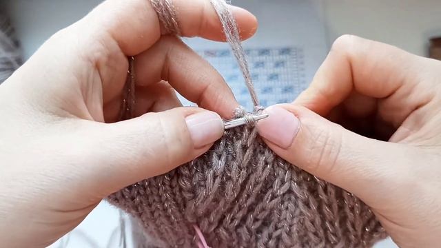 Шапка спицами Джамбия. Вязаная шапка. Женская шапка. Шапка с отворотом. смотреть онлайн