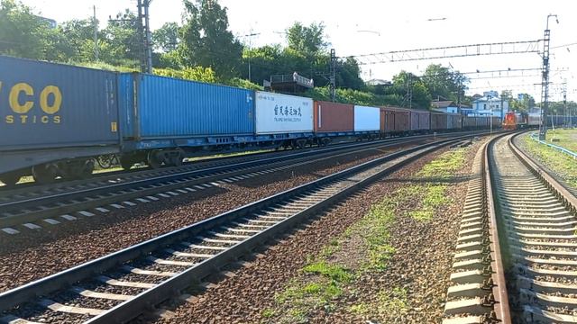 Электровоз ВЛ85-014 с грузовым поездом смотреть онлайн