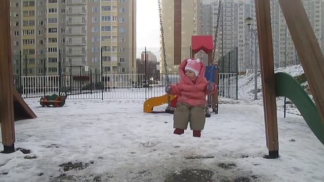 На качелях зимой