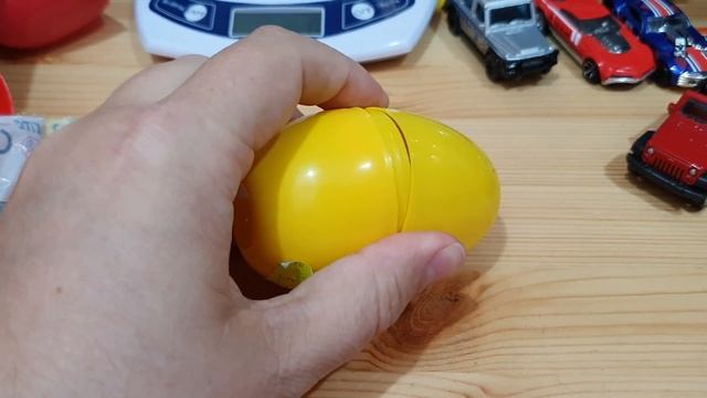 Гонка яиц. Welly против RMZcity. Что внутри? смотреть онлайн