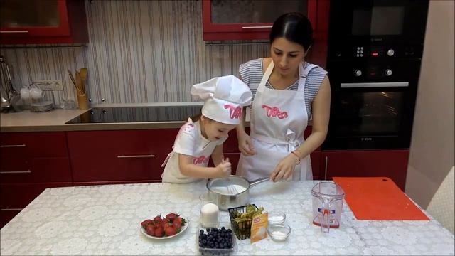 Торт с заварным кремом, украсим Физалисом, клубникой и голубикой! Рецепт от канала Вика ТВ смотреть онлайн