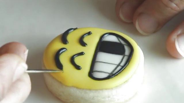 HOW TO MAKE EMOJI COOKIES, DECORATING WITH ROYAL ICING смотреть онлайн