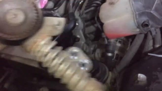 Вольво VOLVO v70 замена ГРМ,СНЯТИЕ генератора,свечей и топливных форсунок. смотреть онлайн