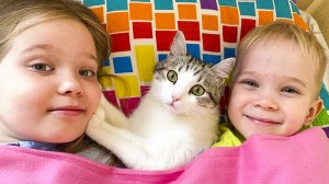 Лера как мама заботится о коте.