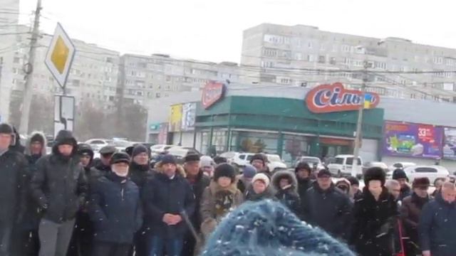 Сирена в память погибших при обстреле мкр Восточный в Мариуполе смотреть онлайн
