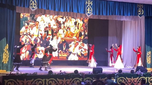 Очень красивый Уйгурский танец «Долан Уссул». 2023 год / Uyghur new Dance 2023 смотреть онлайн