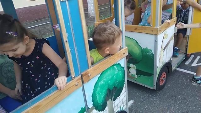 Паровозик в детском саду катает детей смотреть онлайн