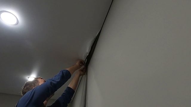 Как самостоятельно убрать порез на натяжном потолке смотреть онлайн