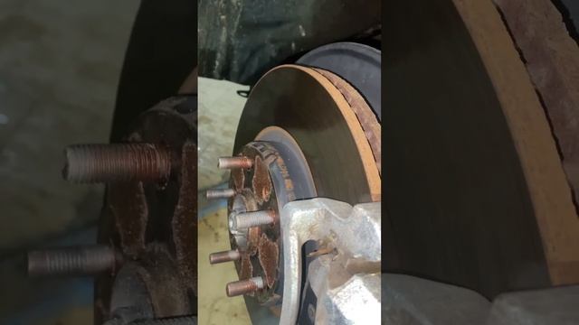 Китайский дилер отказался менять тормозные диски! Джили колрей! #avto #mexanik #shortvideo смотреть онлайн