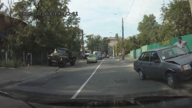 Киев на Бакинской ВАЗ врезался в столб смотреть онлайн