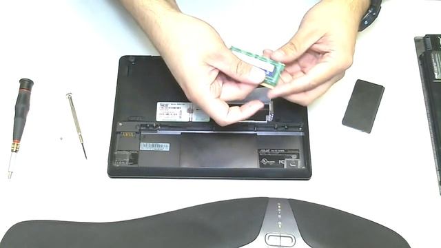 ASUS EEE 1018pb Ram Removal