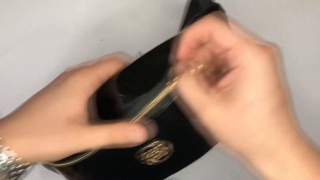 Видео обзор: Бананка из лакированной эко кожи черная. Модель: 67493 смотреть онлайн