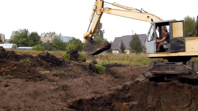 Чистка водоема экскаватором ЭО-3323 в паре с Т-4 (2021) смотреть онлайн