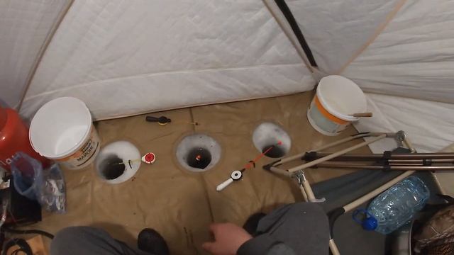 Рыбалка с ночевкой!Сутки В Красивом Месте в ожидании ЛЕЩА.Быт и Еда в Палатке на Льду. смотреть онлайн