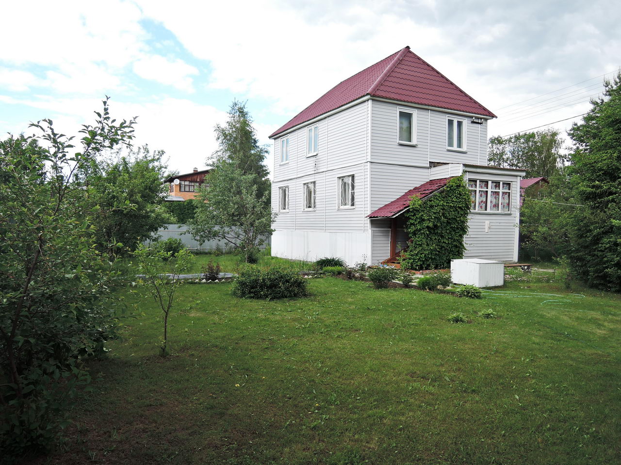 Продаётся двухэтажный жилой дом с цокольным этажом (гараж)