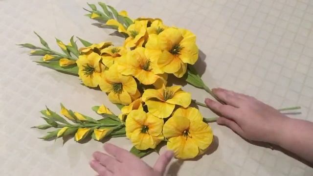 Гладиолусы и подсолнух из гофрированной бумаги. смотреть онлайн