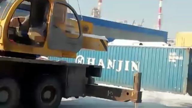 Кран зацепил высоковольтную линию😦 смотреть онлайн