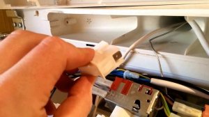 Нестандартная замена кнопки света в холодильнике Electrolux