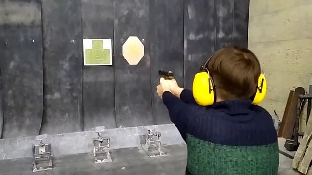Glock 18, только Glock 17. Стрелковый клуб "Арктика", г. Мурманск. Сашка стреляет из Глок'а. смотреть онлайн