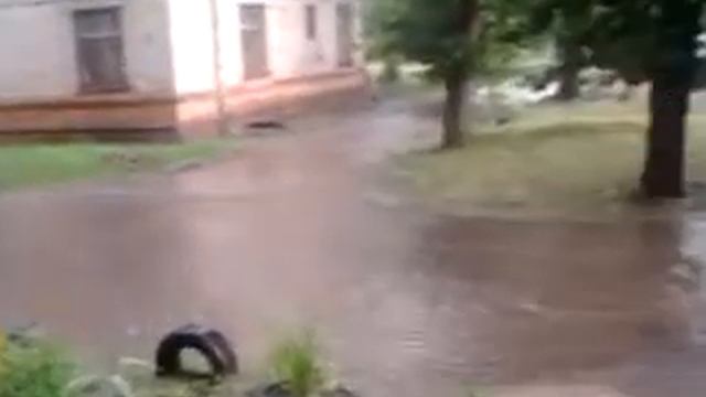 лужи,люди,машины смотреть онлайн