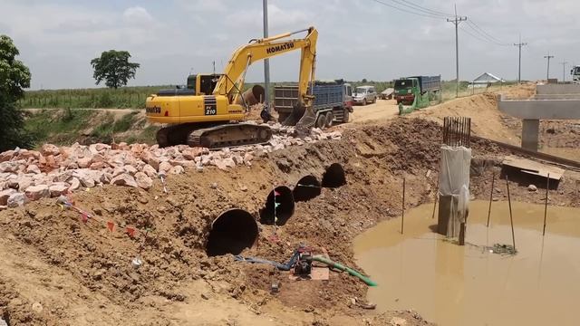Driver Experience Long Dumper Truck Safety Unloading Rock Excavator Spreading Rock смотреть онлайн