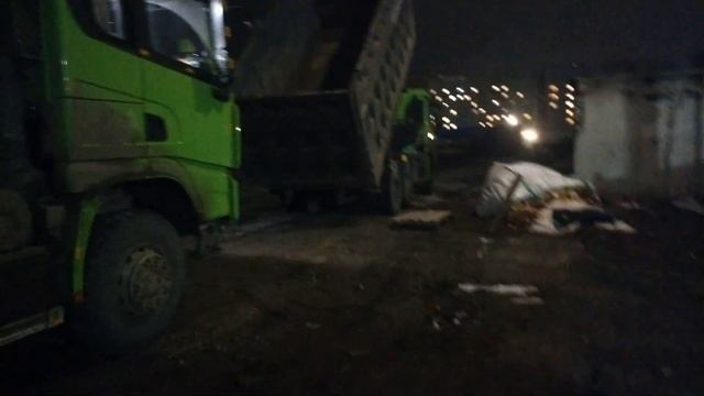 Ночное обслуживание самосвала шакман Х 3000 после рейса. смотреть онлайн