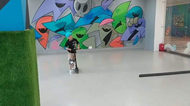 ?Обучение трюковому самокату. Тренировка в ?скейтпарке BunnyHop в ЦДМ. ?Инструктор Никита. смотреть онлайн