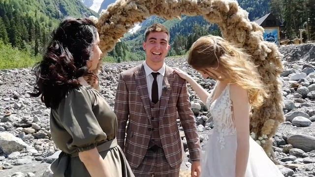 Первые минуты после свадебной церемонии. Свадьба в горах Домбая смотреть онлайн