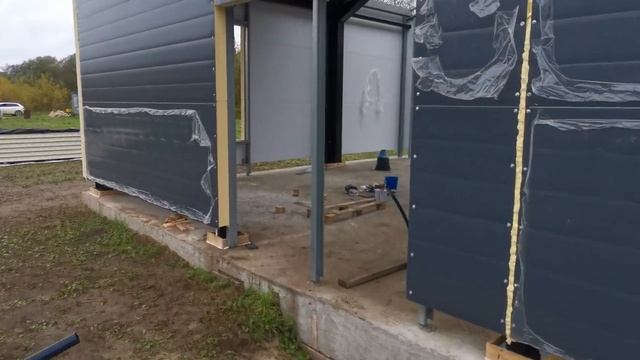 Монтаж стеновых и кровельных сэндвич-панелей СталеДеревянного дома ЭНА 80 смотреть онлайн