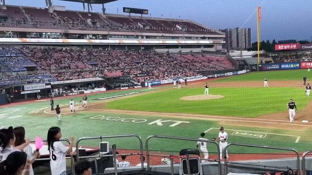 My Italian wife reacts to her first Korean baseball game?!? смотреть онлайн