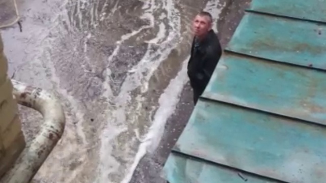 ЖЭУ в Жирновске утверждает, что водосток почищен неделю назад. Новости Жирновска смотреть онлайн