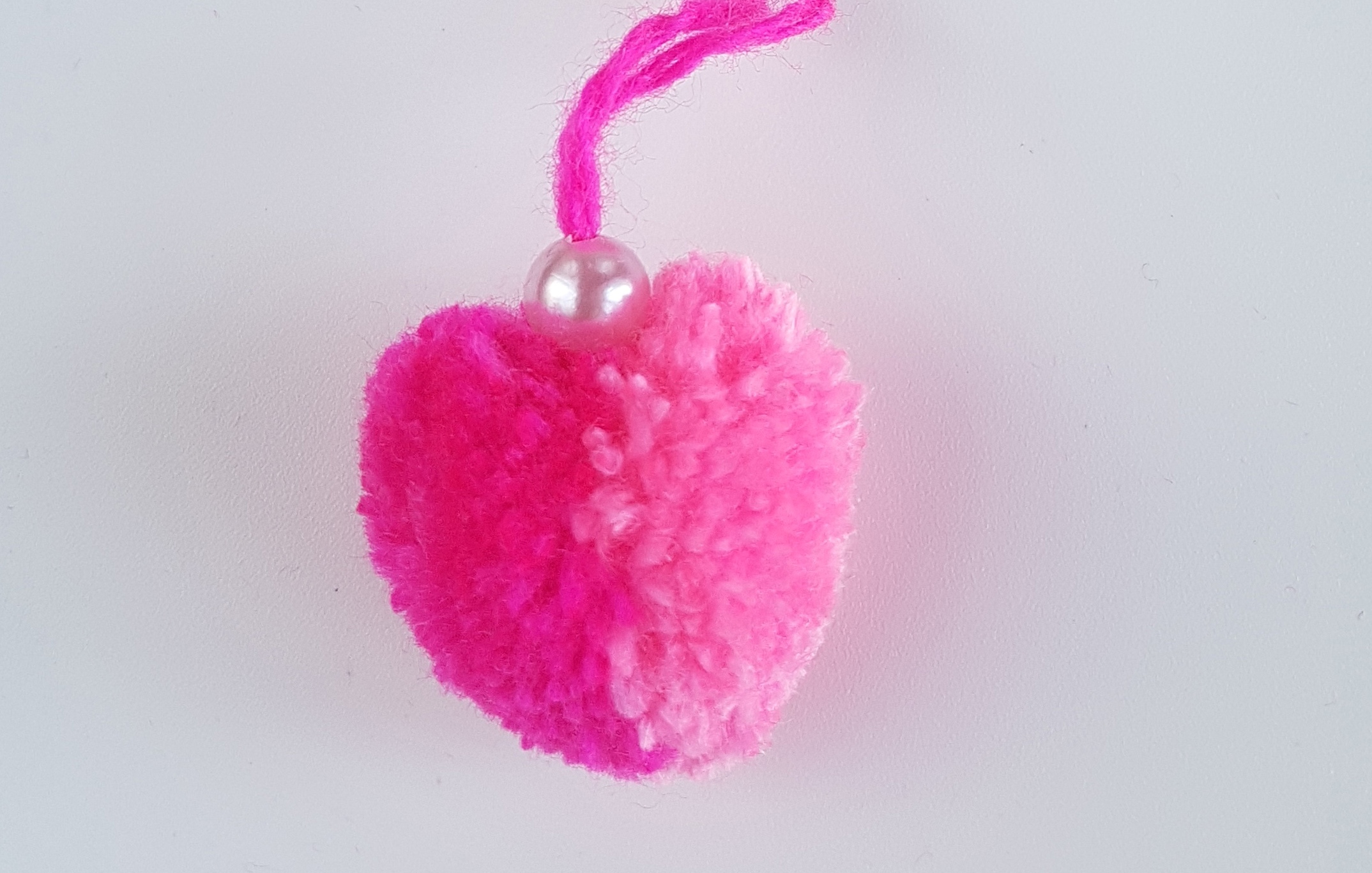 Маленькое сердечко из ниток // Помпон из пряжи смотреть онлайн