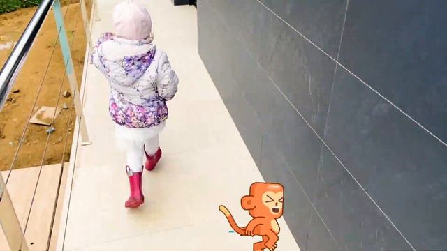 Маленькая Александра в 2 года решила найти домик для улитки, которая потеряла домик! смотреть онлайн