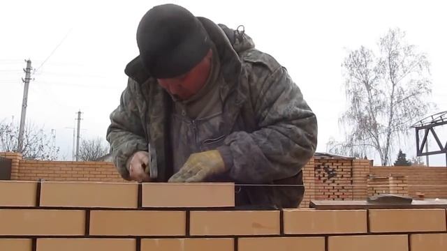 Кладка облицовочного кирпича.