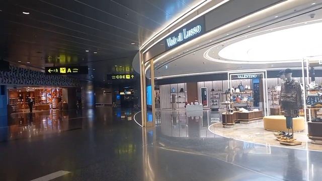 Arriving - Hamad International Airport, Doha, Qatar смотреть онлайн