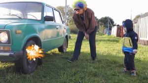 Машина сломалась. Малыш помогает починить колесо