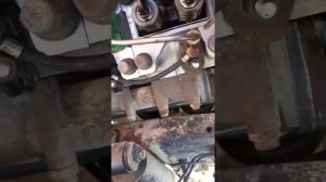 Регулирую зазоры клапанов на камазе.