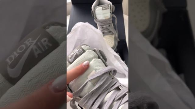 Кроссовки Nike Air Jordan Dior. Распаковка смотреть онлайн