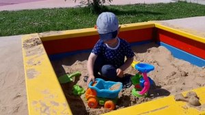 Даня очень любит играть в песочнице  летними днями. Хорошая погода и песочница всегда в радость.