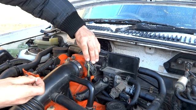 Проверка и регулировка датчика положения дроссельной заслонки на Mazda Demio смотреть онлайн