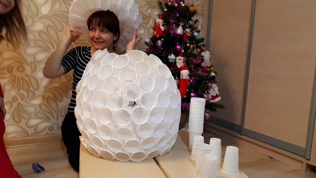 СНЕГОВИК из ПЛАСТИКОВЫХ СТАКАНЧИКОВ. смотреть онлайн