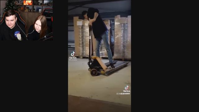 КАК ОНА ЭТО ДЕЛАЕТ?! Реакция на TikTok - ТикТок смотреть онлайн