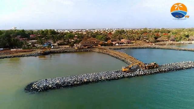 Vue aérienne du magnifique schéma qui apparaît sur la Plage de Saly. смотреть онлайн