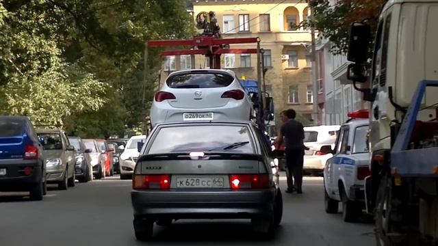 Эвакуатор создал пробку в Саратове смотреть онлайн