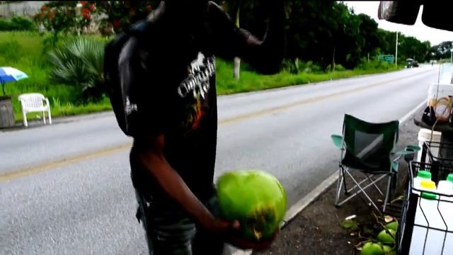 Coconut Man Chopping the tops off the nut смотреть онлайн
